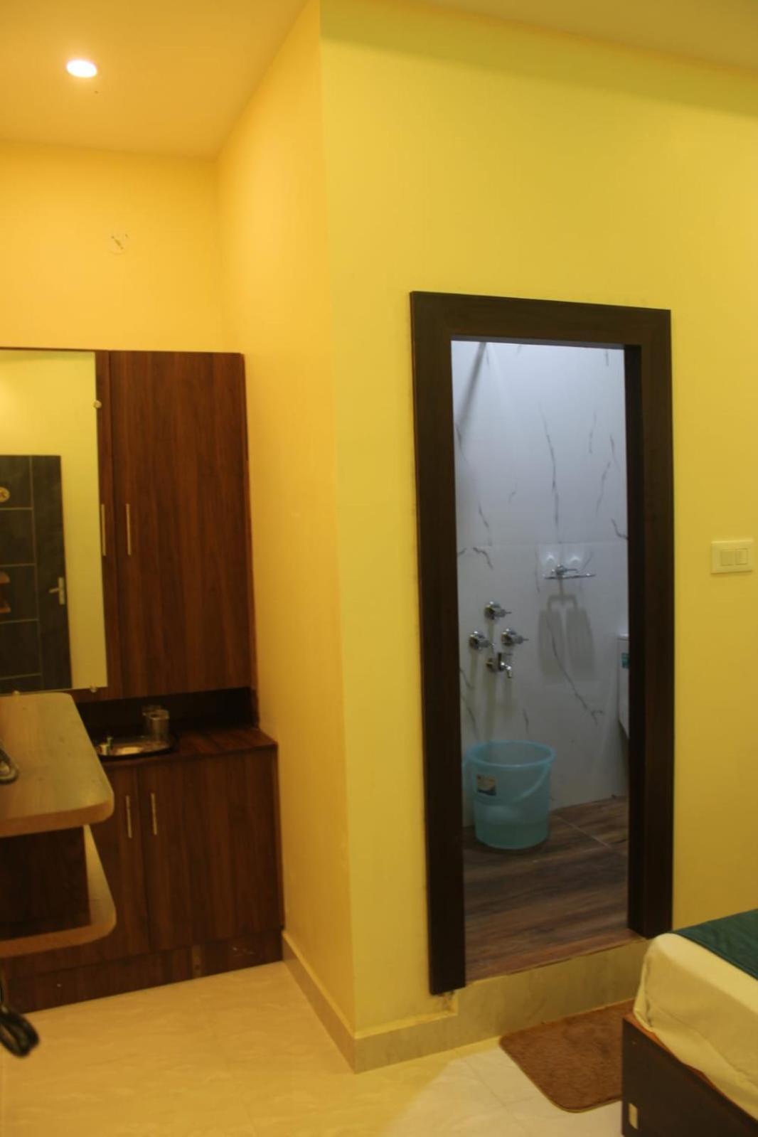 Lalitha Karunya Residency A/C Hotell Bāpatla Exteriör bild